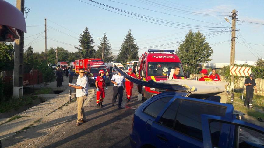 12 victime in urma coliziunii dintre un autoturism si un microbuz | imaginea 1