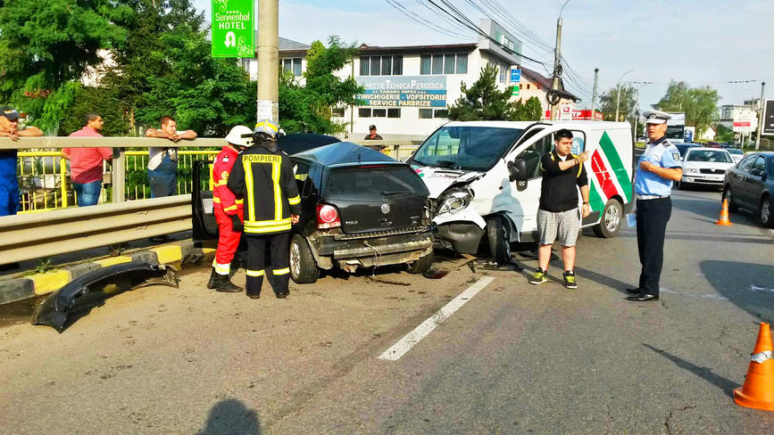 Doua autoturisme intrate in coliziune la iesirea din Suceava | imaginea 1
