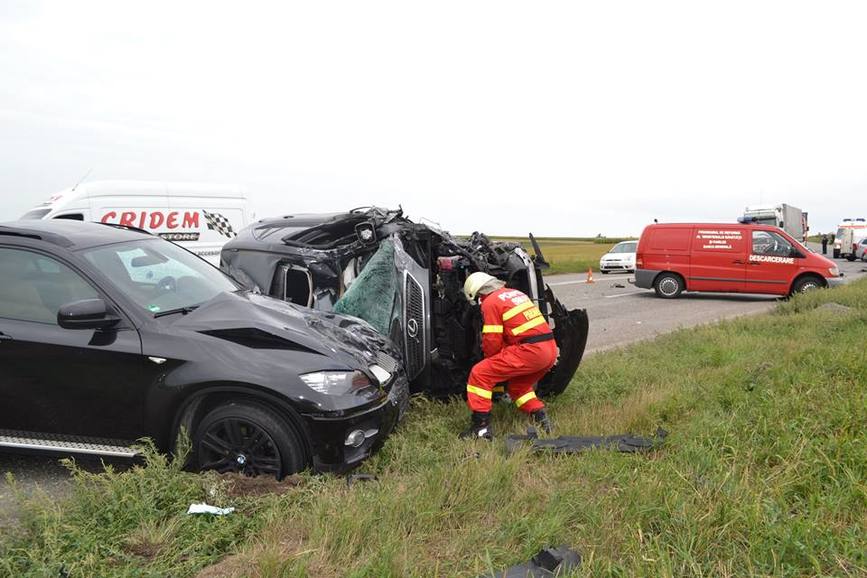 Un Lexus a facut zob trei autoturisme apoi s a rasturnat | imaginea 1