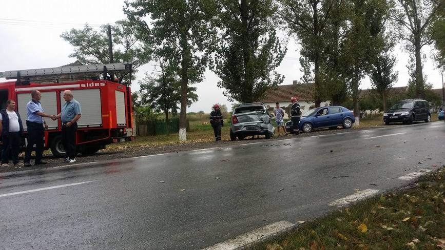 Accident intre un autocar si trei autoturisme | imaginea 1