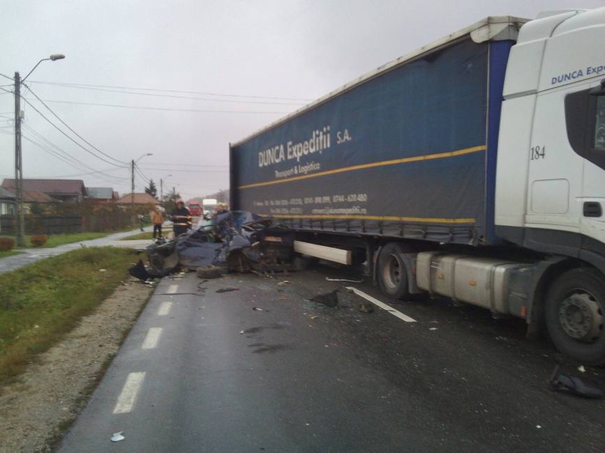 Un autotren  un autocar si 3 autoturisme implicate intr un accident | imaginea 1