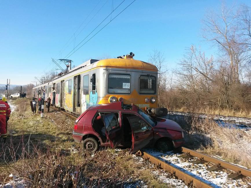 Autoturism lovit de tren | imaginea 1