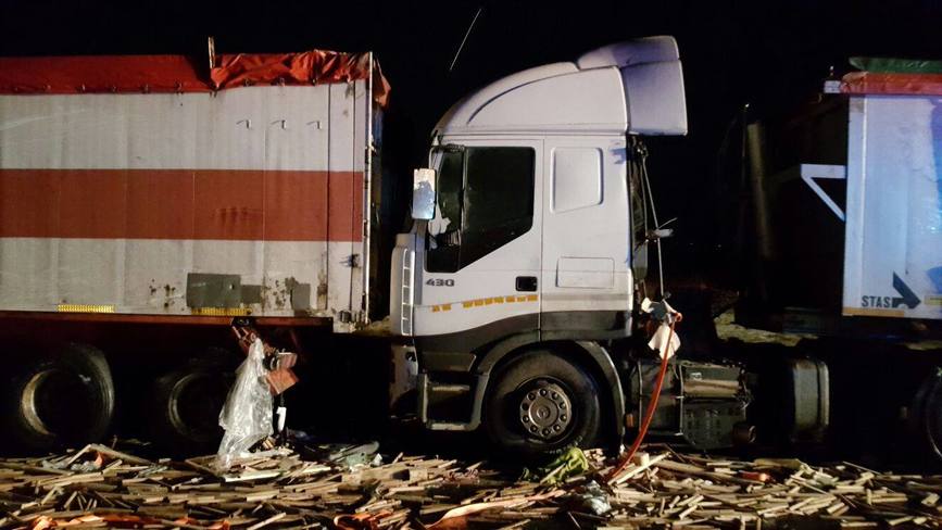 Trafic blocat pe A1 intre Orastie si Sebes din cauza unui accident in care au fost implicate 3 autotrenuri | imaginea 1