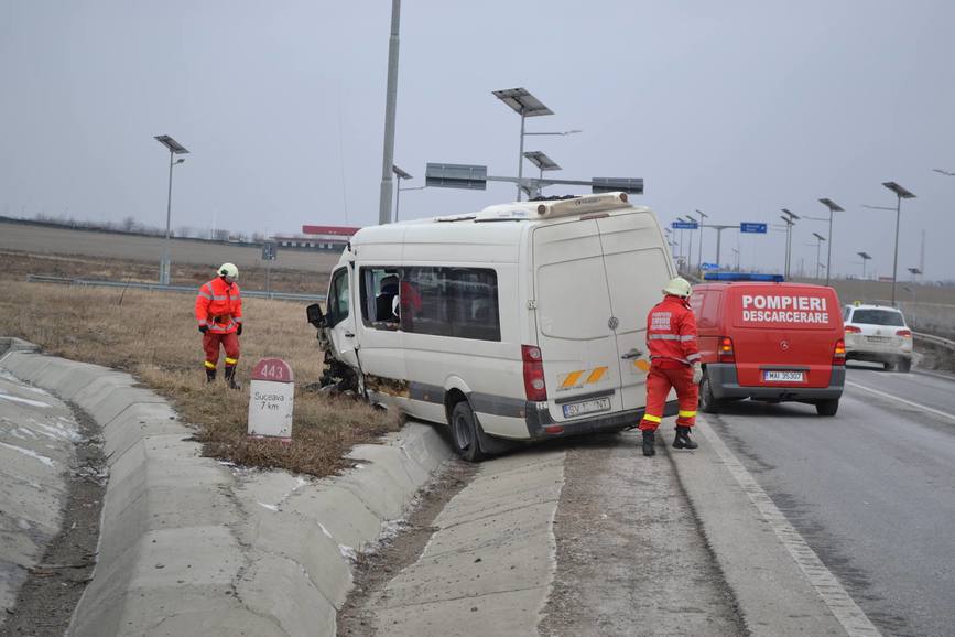 Coliziune intre un autoturism si un microbus | imaginea 1