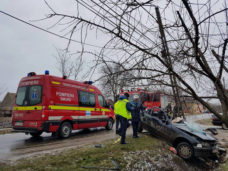 Tanara in stare grava dupa ce BMW ul pe care il conducea a intrat in coliziune cu un stalp | imaginea 1