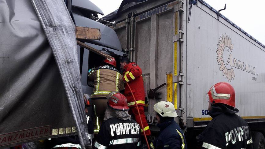 Doua autocamioane si un autoturism implicate intr un accident rutier | imaginea 1