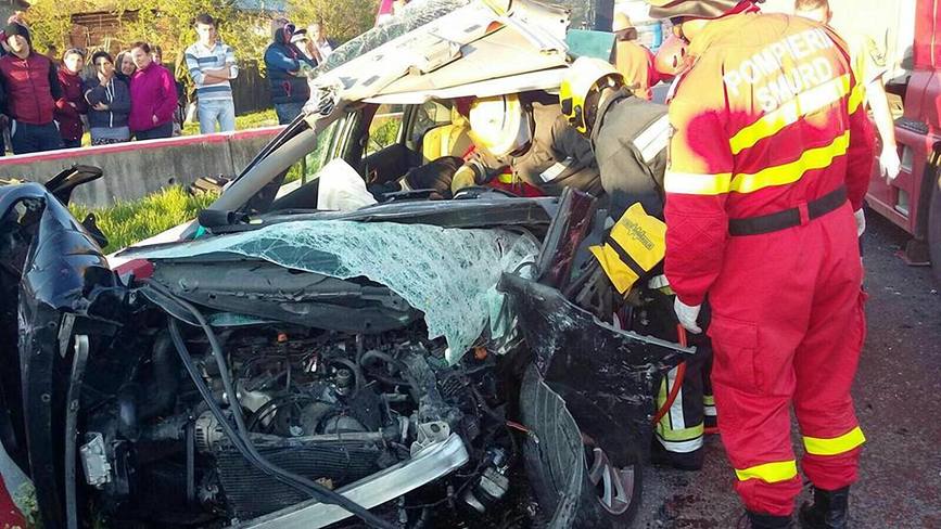 Un barbat si a pierdut viata in urma unui accident intre un TIR si un autoturism | imaginea 1