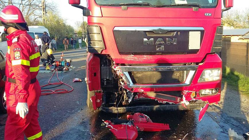 Un barbat si a pierdut viata in urma unui accident intre un TIR si un autoturism | imaginea 2