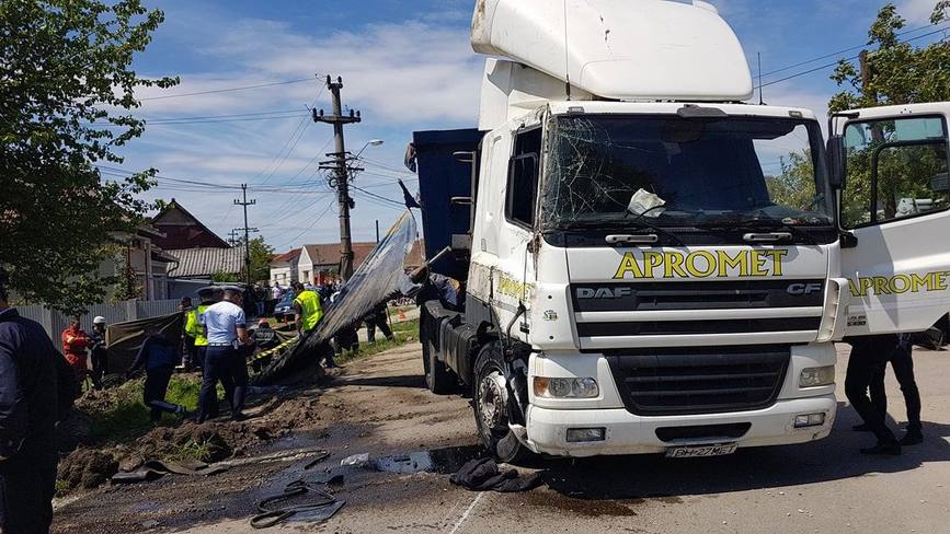 O fetita de 1 an si 4 luni si bunica acesteia au decedat dupa ce un TIR s a rasturnat peste ele | imaginea 1