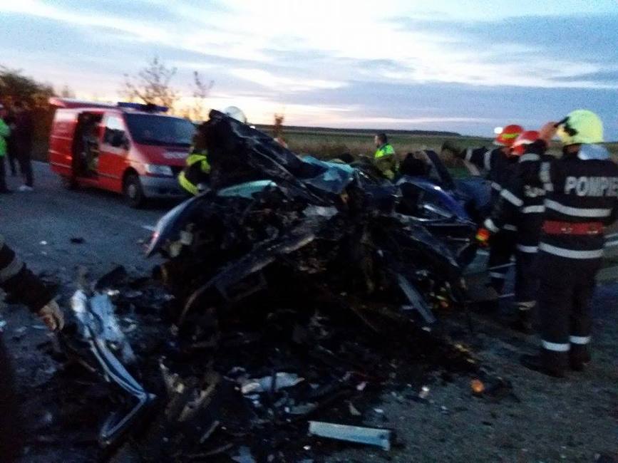 4 persoane au decedat pe loc in urma unui grav accident rutier | imaginea 1