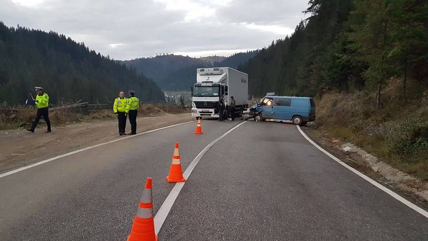 6 victime in urma coliziunii dintre un camion si un microbuz | imaginea 1