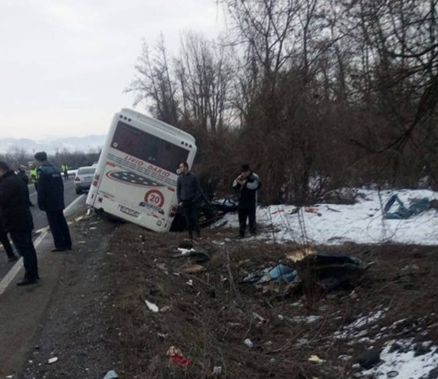 Un autocar si un autoturism implicate intr un accident  Un sofer si a pierdut viata | imaginea 1