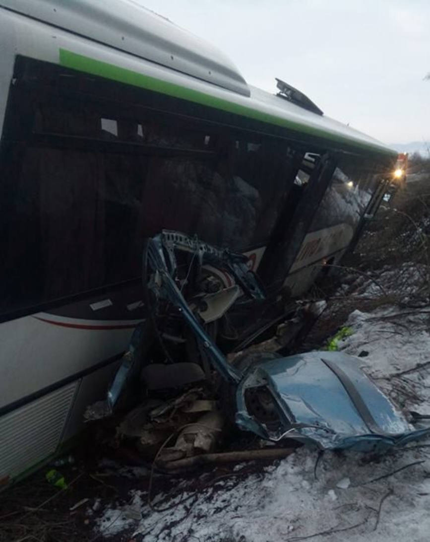 Un autocar si un autoturism implicate intr un accident  Un sofer si a pierdut viata | imaginea 2
