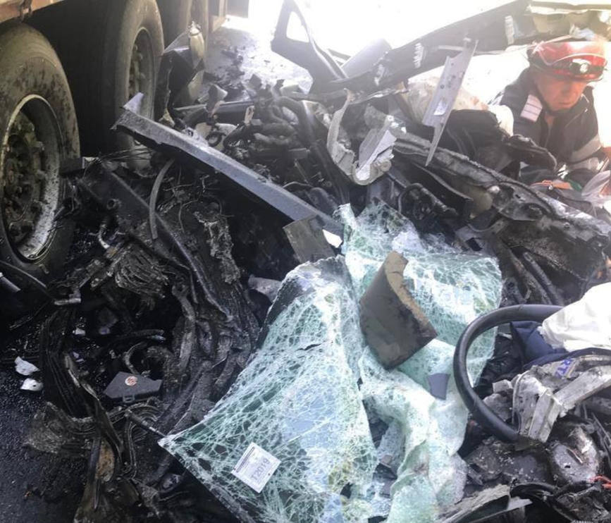 Accident rutier cu doua persoane incarcerate si drum blocat | imaginea 1