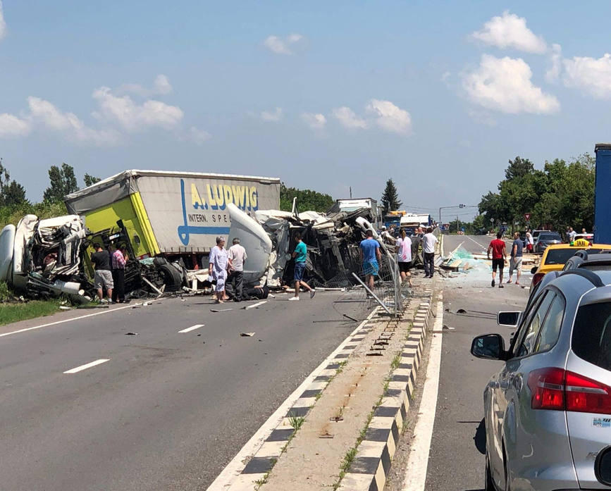 Doua tiruri  implicate intr un accident rutier | imaginea 1