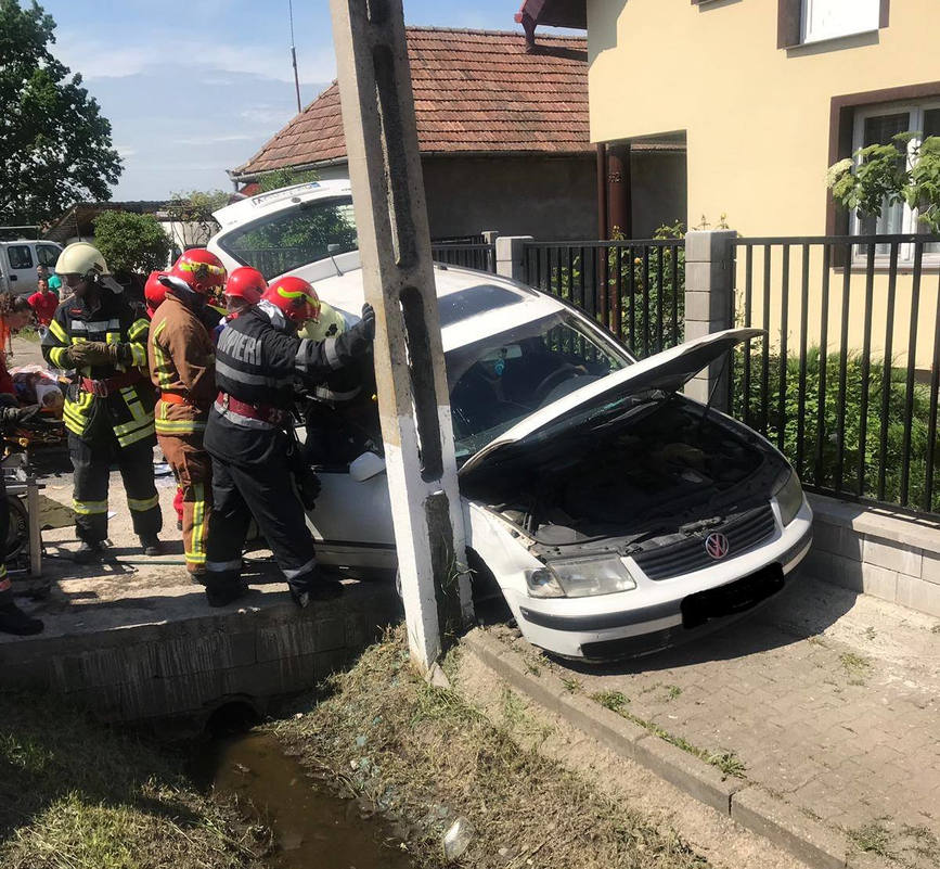 Interventie pentru descarcerare in urma unui accident rutier | imaginea 1