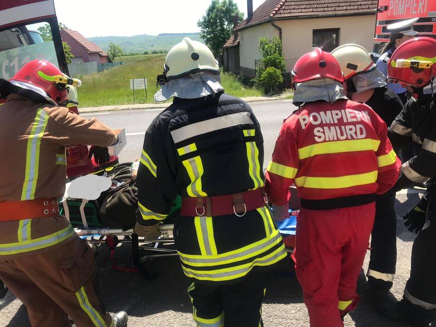 Interventie pentru descarcerare in urma unui accident rutier | imaginea 2