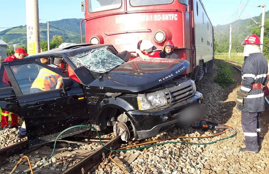 Masina lovita de trenul Iasi Timisoara pe raza municipiului Campulung Moldovenesc | imaginea 1