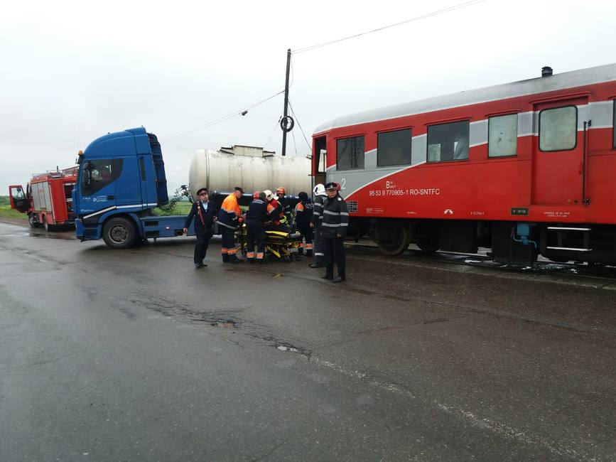 TIR incarcat cu cherestea  acrosat de trenul Suceava Putna | imaginea 1
