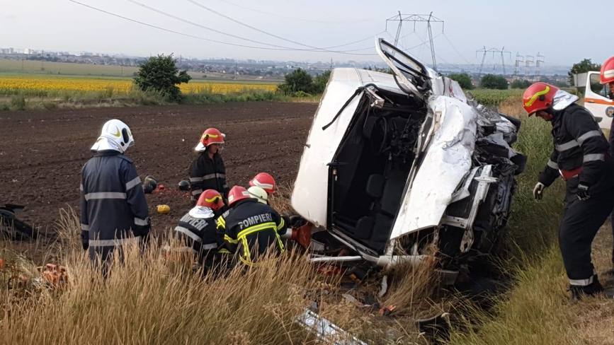 7 persoane incarcerate in 2 autoturisme  in urma unui accident rutier | imaginea 1
