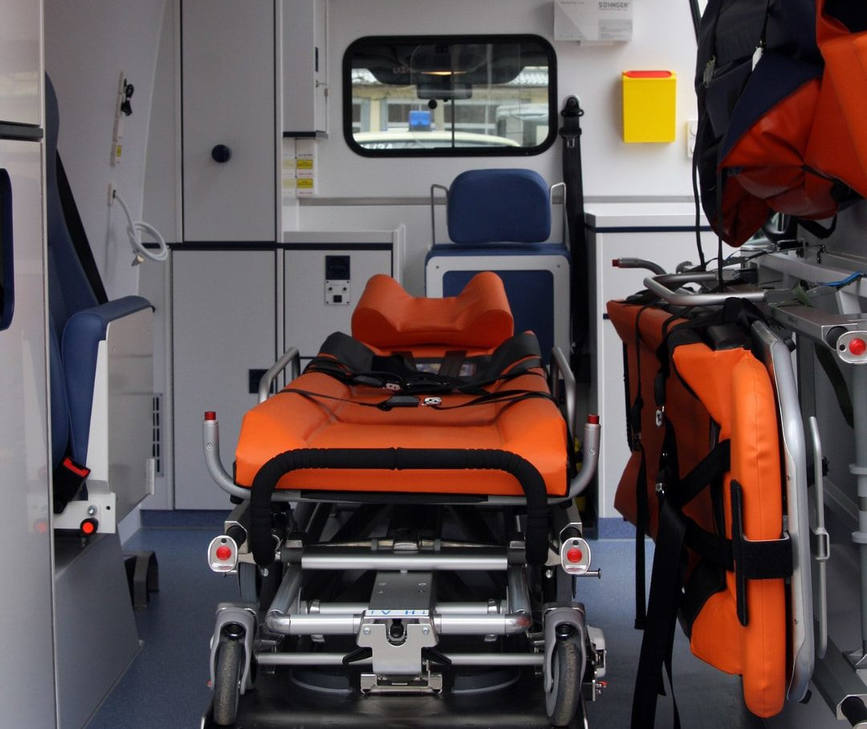 O victima in urma impactului dintre un autocamion si un autoturism | imaginea 1