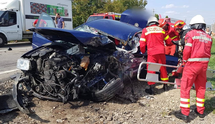 Accident rutier  cu soferul autoturismului ramas incarcerat | imaginea 1