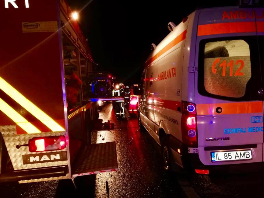 Grav accident rutier intre un microbuz si un TIR | imaginea 1