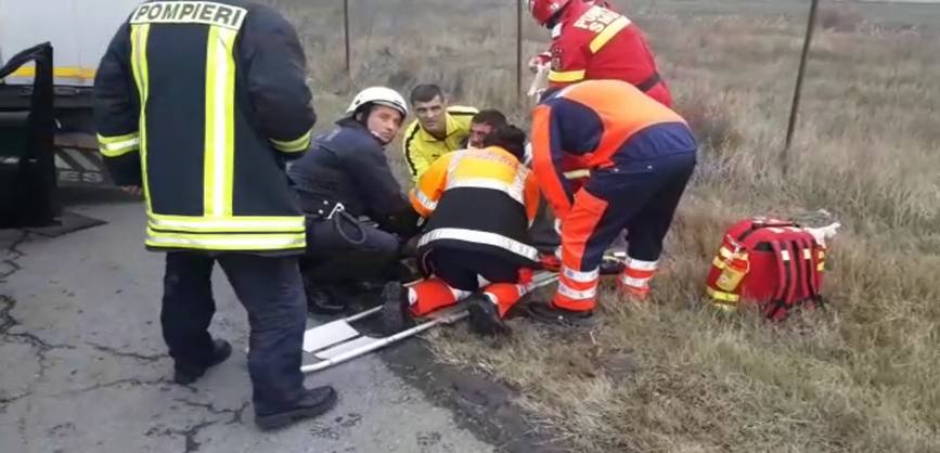 Accident rutier produs intre un autoturism si un TIR | imaginea 1