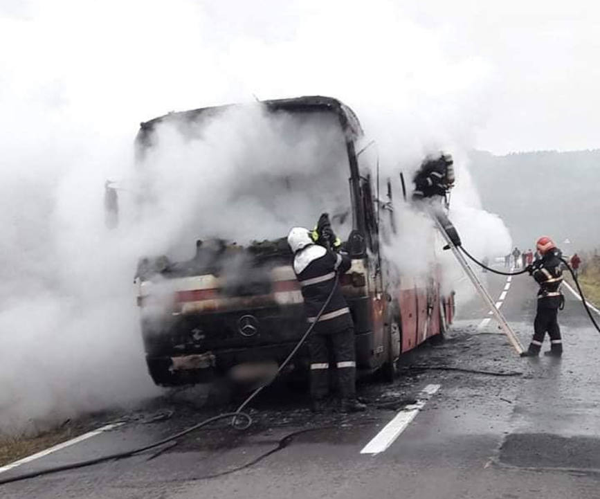 Incendiu izbucnit la un autobuz aflat in mers | imaginea 1