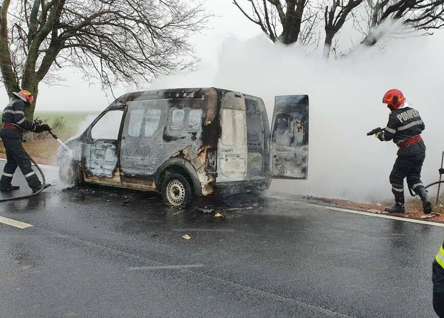 Autoutilitara cuprinsa de incendiu | imaginea 1