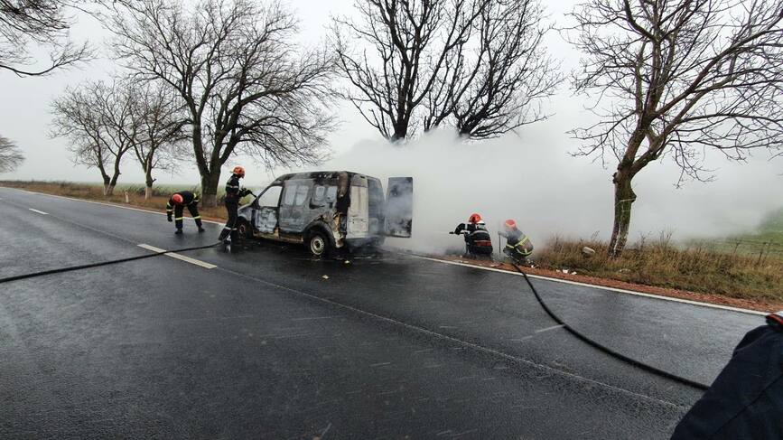 Autoutilitara cuprinsa de incendiu | imaginea 2