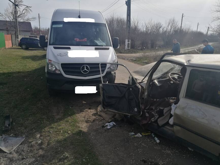 Doua autovehicule implicate intr un accident  o victima transportata la spital | imaginea 2