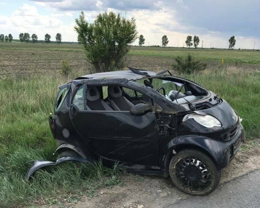 Autoturism rasturnat in afara partii carosabile | imaginea 1