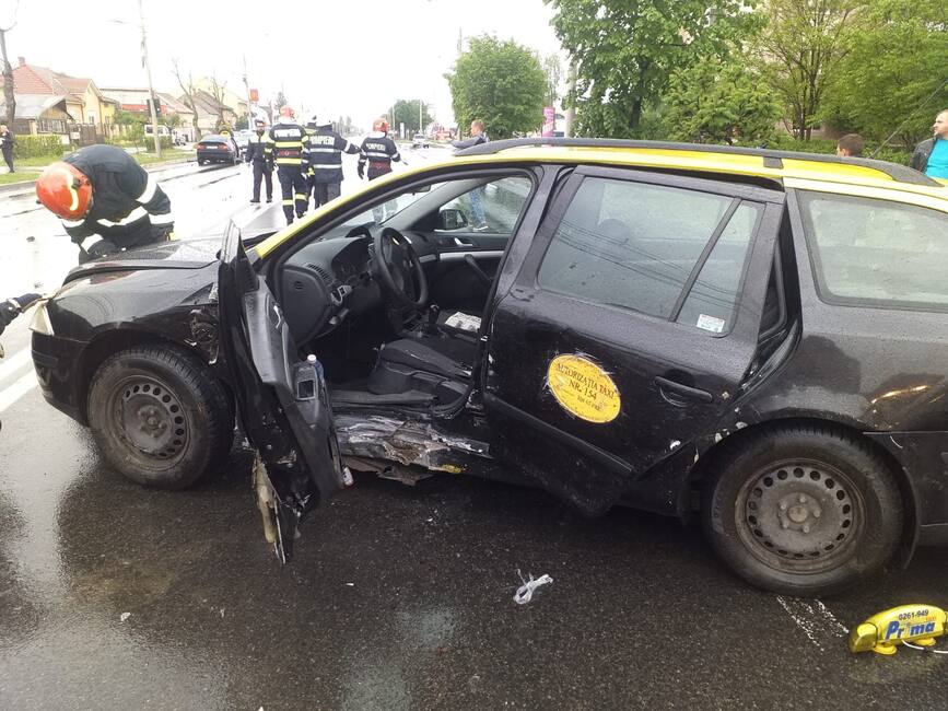 Victima descarcerata in urma coliziunii intre doua autoturisme | imaginea 1