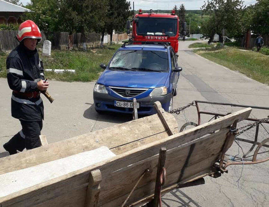 Accident rutier intre o caruta si un autoturism | imaginea 1
