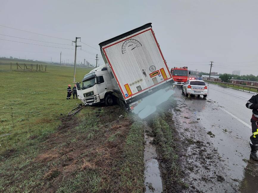 Camion rasturnat in afara partii carosabile  pe raza municipiului Urziceni | imaginea 1