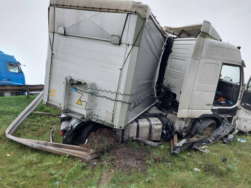 Camion rasturnat in afara partii carosabile  pe raza municipiului Urziceni | imaginea 2