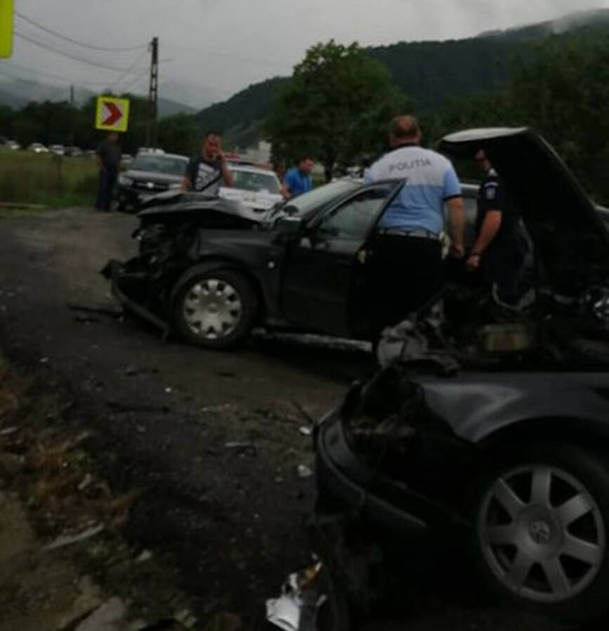 Doua autoturisme intrate in coliziune  victime cu multiple traumatisme | imaginea 2