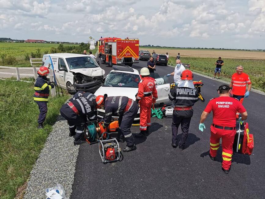 Doua autoturisme si o autoutilitara  in coliziune pe raza municipiului Slobozia | imaginea 1