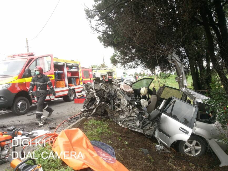 Grav accident rutier intre un autocamion si un autoturism  cu doua victime incarcerate | imaginea 1