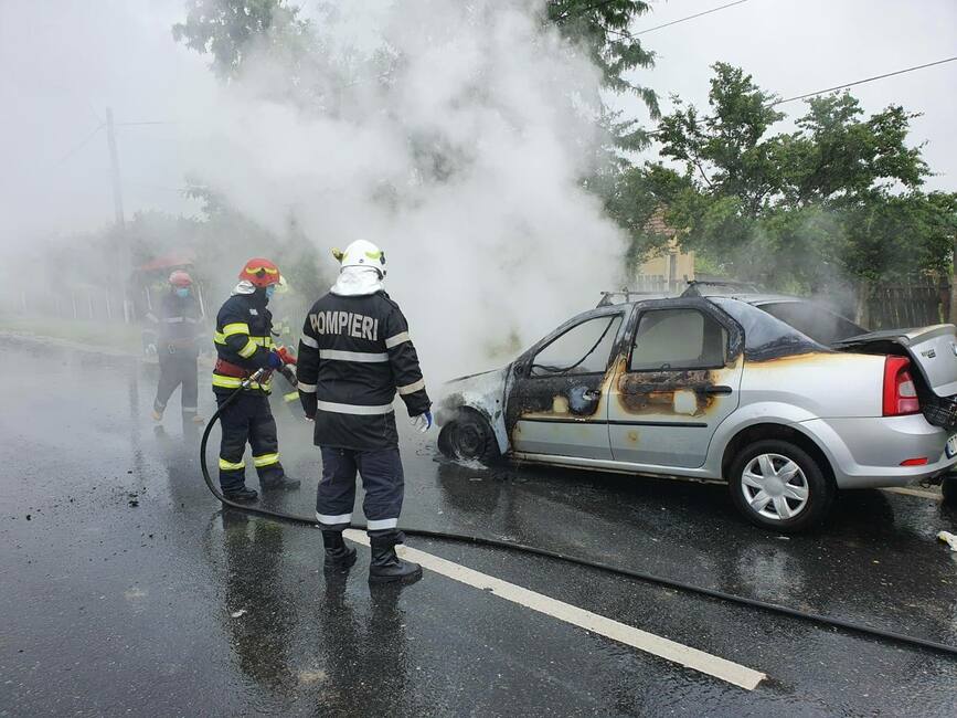Incendiu izbucnit la un autoturism aflat in mers  pasagerii s au autoevacuat | imaginea 1