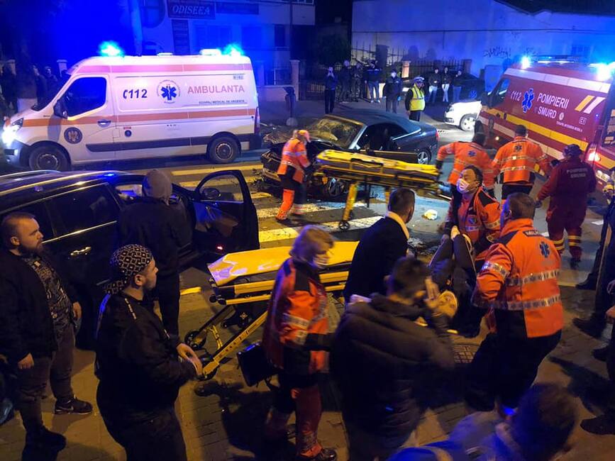 Sase persoane au ajuns la spital in urma unui grav accident rutier | imaginea 2