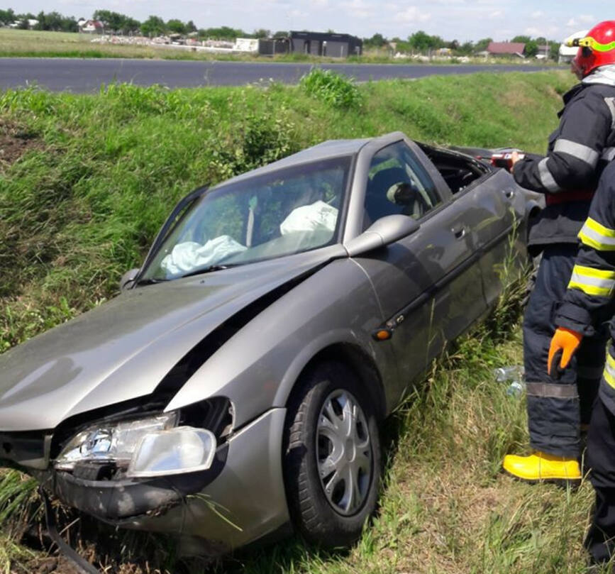 Un autoturism a parasit partea carosabila si s a rasturnat | imaginea 1