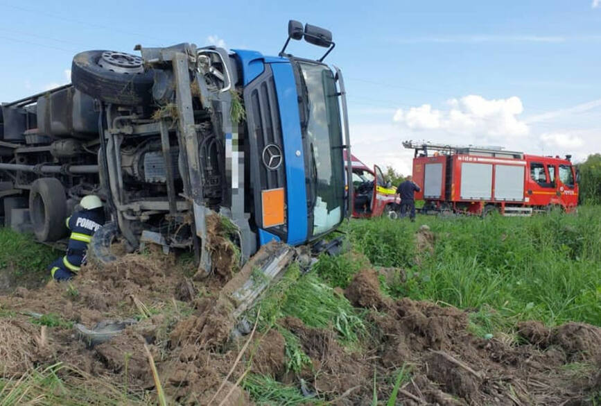 Autocamion de transport substante periculoase  rasturnat si avariat | imaginea 1