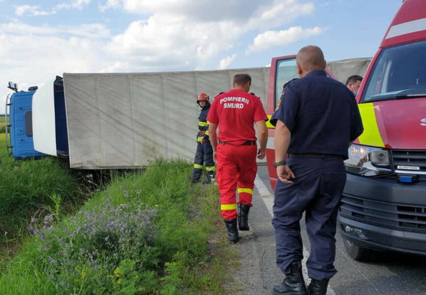 Autocamion de transport substante periculoase  rasturnat si avariat | imaginea 2