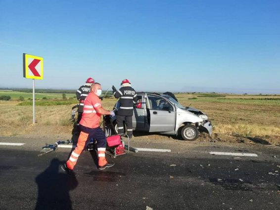 Accident cu doua autoturisme o victima incarcerata | imaginea 1