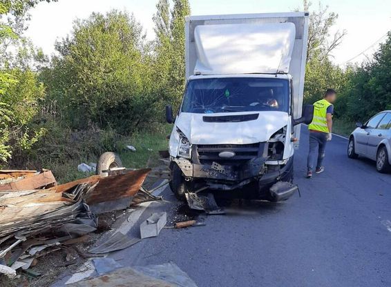 Autoutilitara o caruta si un autoturism implicate intr un accident | imaginea 1