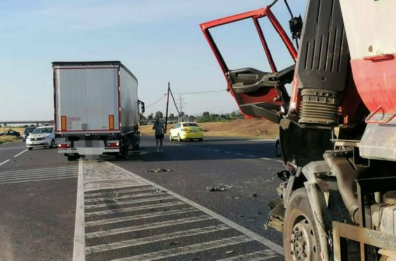 Coliziune intre un TIR si o basculanta in localitatea Marasesti | imaginea 1