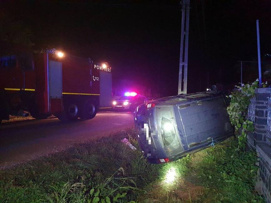 Doua victime descarcerate in urma unui accident rutier | imaginea 1