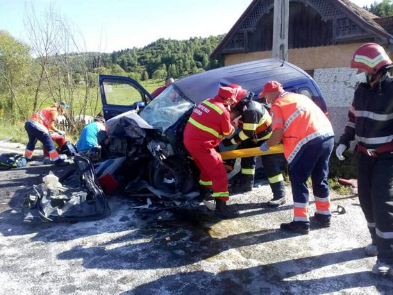 Grav accident rutier cu doua masini in coliziune frontala | imaginea 1